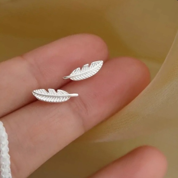 BOGO! Dainty Feather - Leaf stud Earrings in Silver color - Boutique NEW - Picture 1 of 7